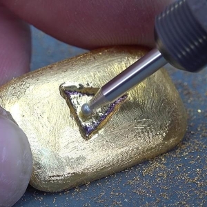 黄金价格预测：月线出现十字星，下一步走势如何？