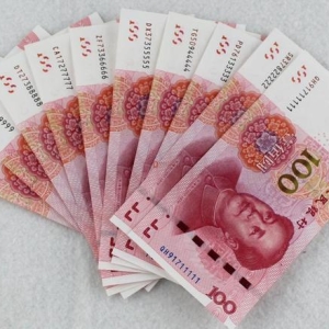 最近人民币升值创10个月新高，它正在悄悄绞杀国内金价。