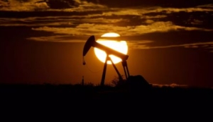 OPEC+拟维持产量不变 全球原油过剩担忧升温