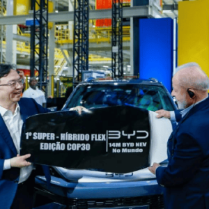 比亚迪第1400万辆新能源车在巴西工厂下线！王传福将新能源汽车―宋Pro，赠予巴西总统 ...