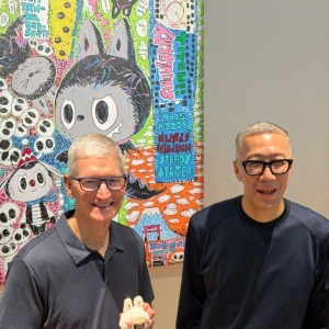 苹果CEO库克现身上海Labubu主题巡展现场，与泡泡玛特CEO王宁、Labubu设计师龙家升亲密 ...
