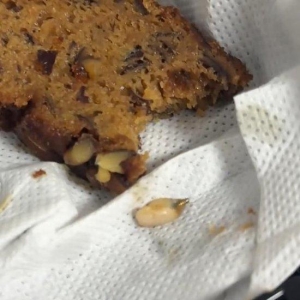 网友：上海山姆会员店购买的枣泥核桃蛋糕吃出“一颗牙”，带螺纹金属状部件！客服回应 ...