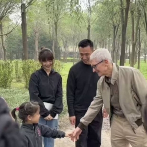 苹果CEO库克现身北京将府公园，同开发者散步聊天！之前上海与泡泡玛特创始人王宁、LAB ...