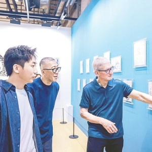 苹果CEO库克这趟中国行，为何先去LABUBU展“充电”？