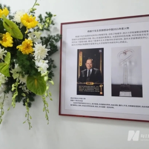 清华大学设杨振宁吊唁处，今晚开放吊唁，为期7天！已有师生、群众自发前往吊唁 ...