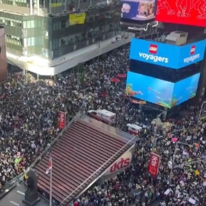 “不要国王！”美国多地爆发反特朗普政府抗议集会，700万人参与 ...