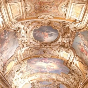 突发！数名蒙面人破窗而入，7分钟劫走卢浮宫9件拿破仑时期珠宝，然后骑电动车逃走 ...