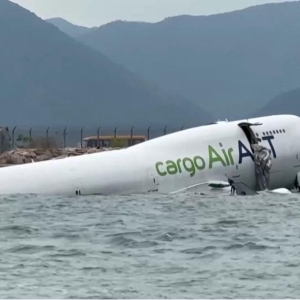 一货机在香港机场降落时冲出跑道，地勤车被撞致两人死亡