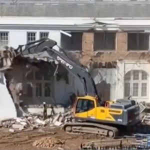 白宫开始拆墙，现场画面曝光：挖掘机忙个不停！