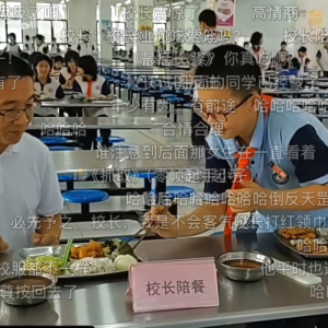 因“被学生抢鸡排”走红的校长病逝，终年54岁