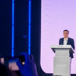 AI研发投入超100亿，荣耀董事长吴晖：得AI者得天下