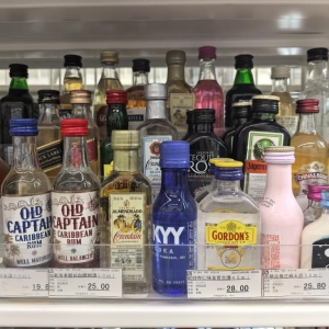 “Mini经济”杀入酒圈！“一口闷”成潮流，小瓶酒能喝出大生意吗？ ...