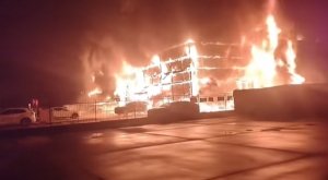 火光冲天！4S店夜间突发大火，整栋建筑烧到只剩框架，店内人员回应：线路老化所致 ...