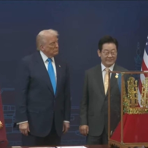 韩国向特朗普赠送金冠和木槿花大勋章，表彰其为朝鲜半岛和平所做的贡献！成首位获颁韩 ...