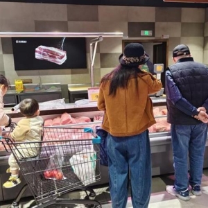 猪肉价格探底 市民乐享实惠 零售降价刺激囤货热，秋冬旺季肉价或将稳步回升 ...
