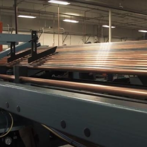 拥挤的赌局：铜价高位闪崩5%，一场多空绞杀正在上演