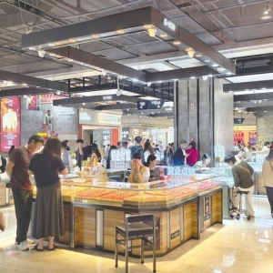 每经记者实地探访深圳水贝：金价每克涨约60元，多家金店加价前暂停出货 ...