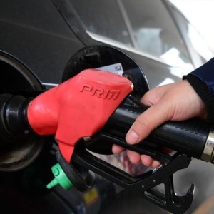 原油罕见“反转”，国内汽柴油预涨3.37%，下周一调价涨幅收窄中 ...